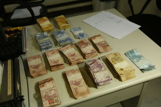Polícia pegou mais de R$ 13 mil com o "patrão" e seus dois vendedores. Foto: Lineu Filho