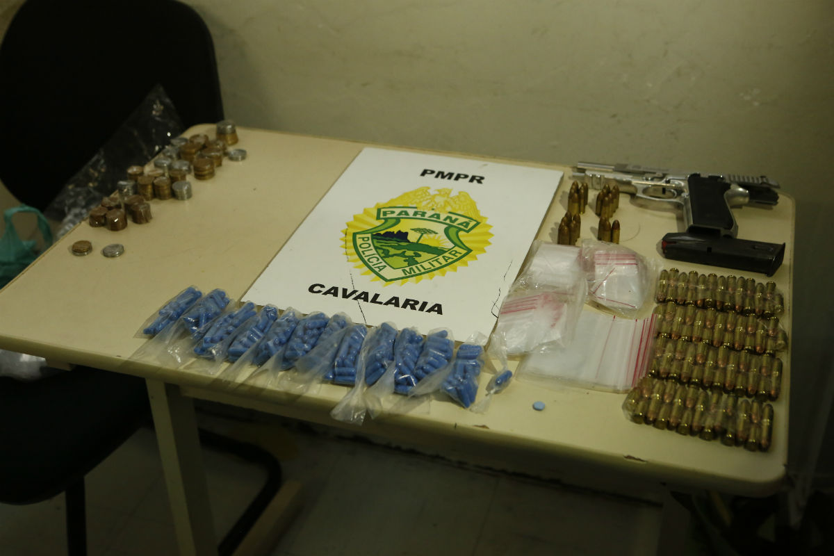 Polícia Militar pega farta munição, drogas e dinheiro na CIC. Foto: Lineu Filho