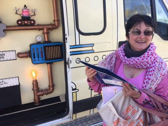 Marli, que é escritora, estava encantada. Foto: Felipe Rosa/Tribuna do Paraná.