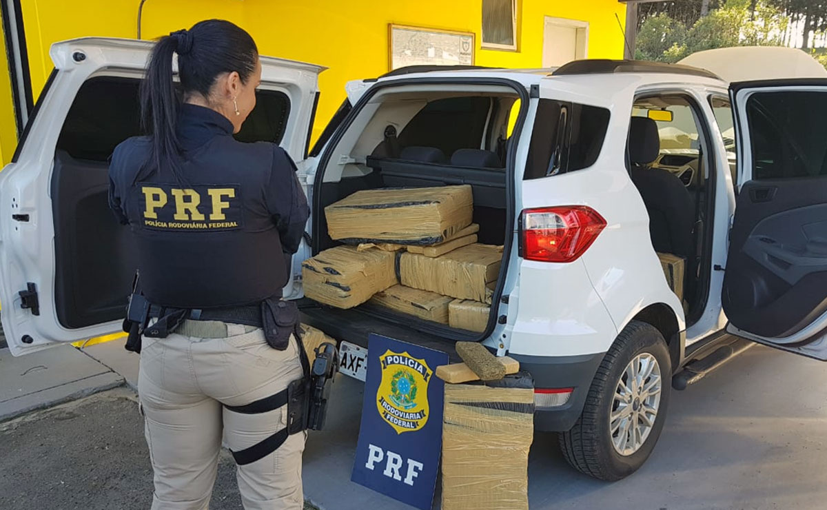 Rapaz levava a droga de Cascavel para Curitiba. Ele pode pegar até 15 anos de prisão. Foto: Polícia Rodoviária Federal.