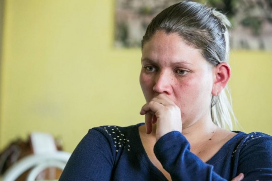 Rita de Cássia de Souza, mãe da pequena Valentina, de apenas 1 ano, que teve o corpo levado do Cemitério do Boqueirão. Marcelo Elias/Gazeta do Povo