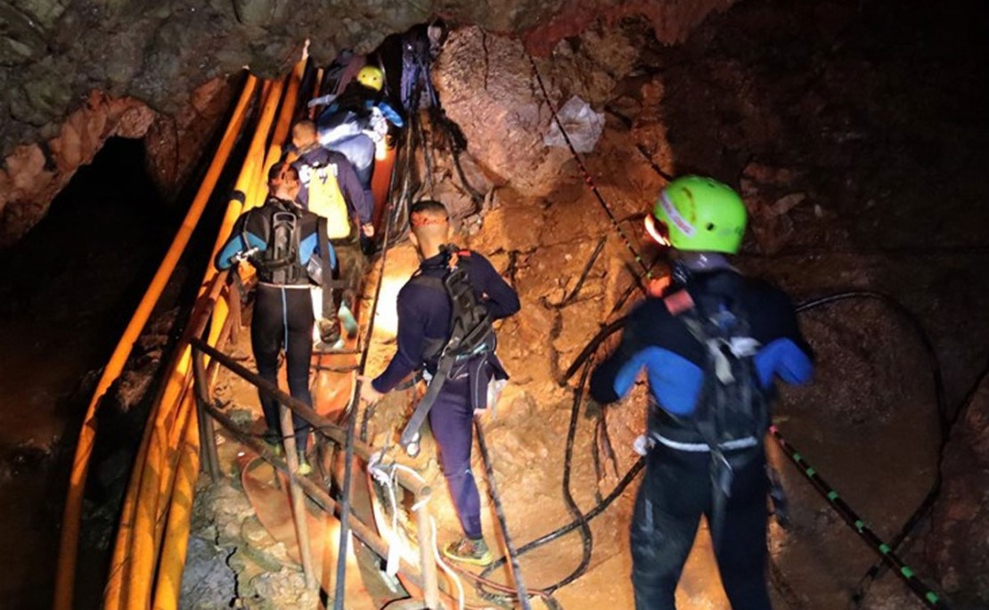 Um grupo de 12 meninos e o treinador de futebol deles haviam ficado presos na caverna alagadiça há duas semanas. Foto: Reprodução/Twitter.
