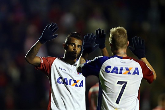 Alex Santana (comemorando o gol com Raphael Alemão) foi um dos destaques do jogo. Foto: Albari Rosa