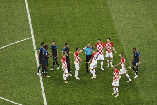 Um momento chave do jogo, quando o árbitro acionou o VAR para confirmar o pênalti para a França. Foto: Jonathan Campos