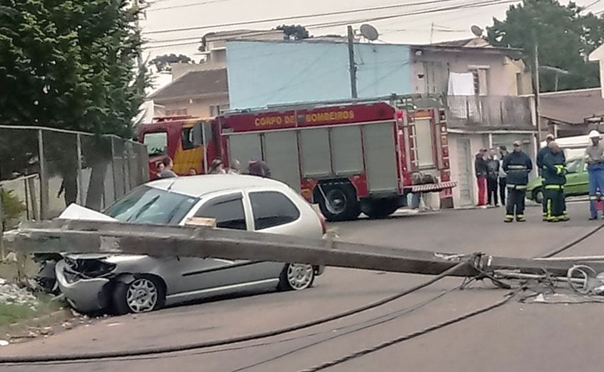 Carro acertou o poste após ter atropelado uma pessoa no Xaxim. Foto: Setran.