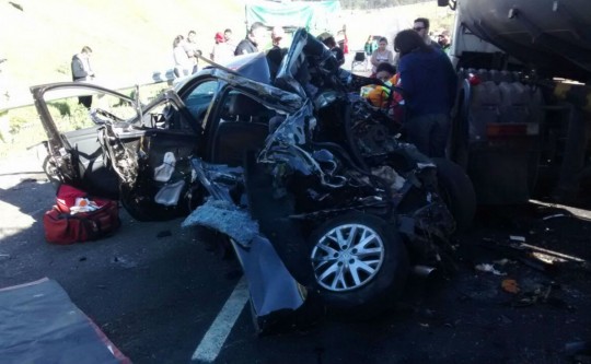 Mesmo com carro completamente detonado, todo mundo saiu com vida do acidente. Foto: Colaboração