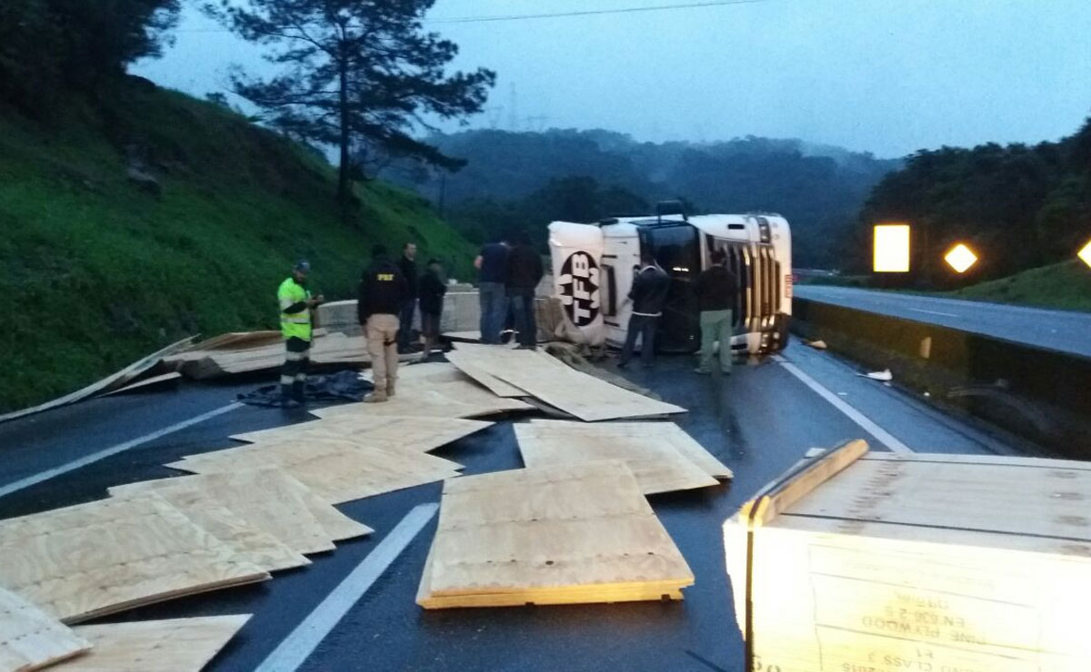 Caminhão tombou no sentido Santa Catarina e causou o bloqueio total da pista. Há congestionamento. Foto: Divulgação/PRF.