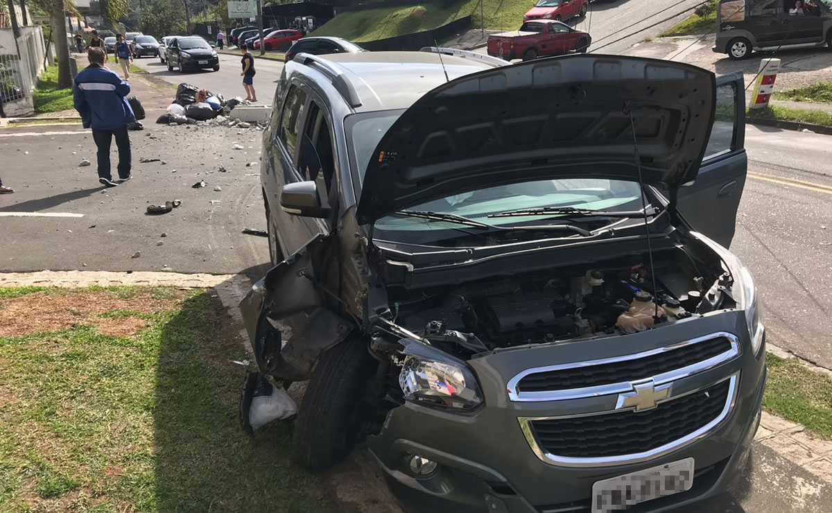 Acidente aconteceu por volta das 13h45, na esquina da Candido Hartmann com a