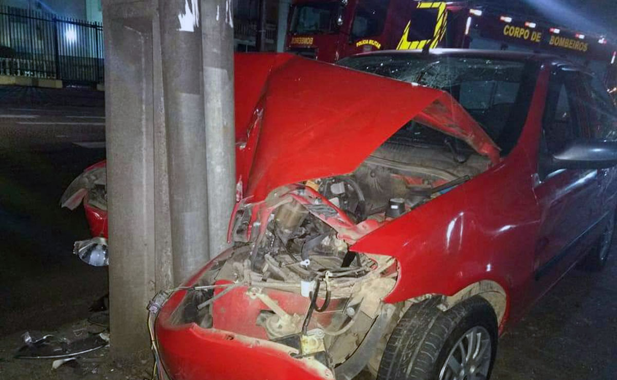 Palio ficou completamente destruído após o motorista perder o controle na Rua Guilherme Pugsley, no Água Verde. Fotos: Colaboração.