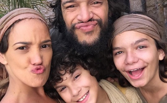 Adriana já caracterizada como mendiga para as gravações,ao lado de colegas de cena. Foto: Reprodução/Instagram