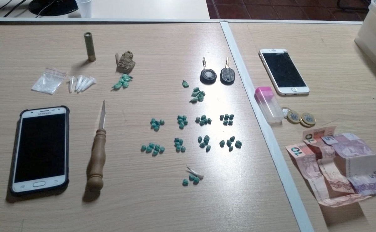 Os policiais encontraram drogas e facas escondidas entre os pertences dos adolescentes. Foto: Colaboração.