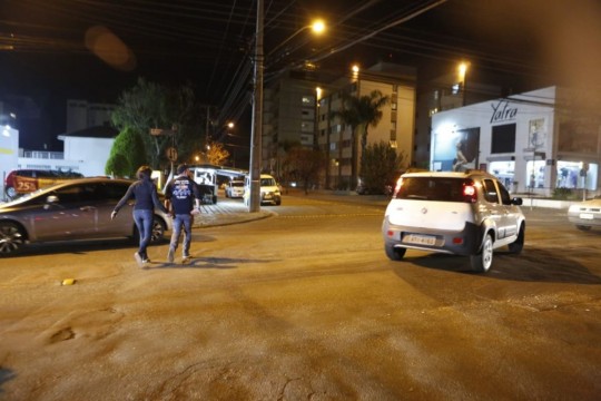 Pedestres se arriscam em meio aos carros para conseguir atravessar a via. Foto: Lineu Filho/Tribuna do Paraná