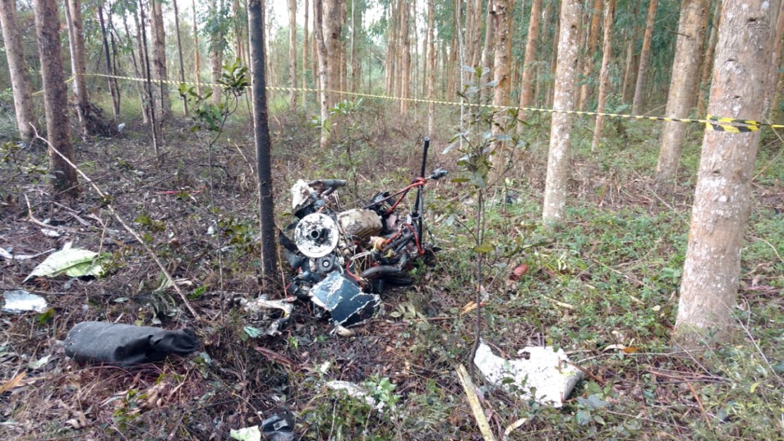 Destroços do avião em que estava o deputado estadual Bernardo Ribas Carli. Foto: Divulgação Anjos da Guarda