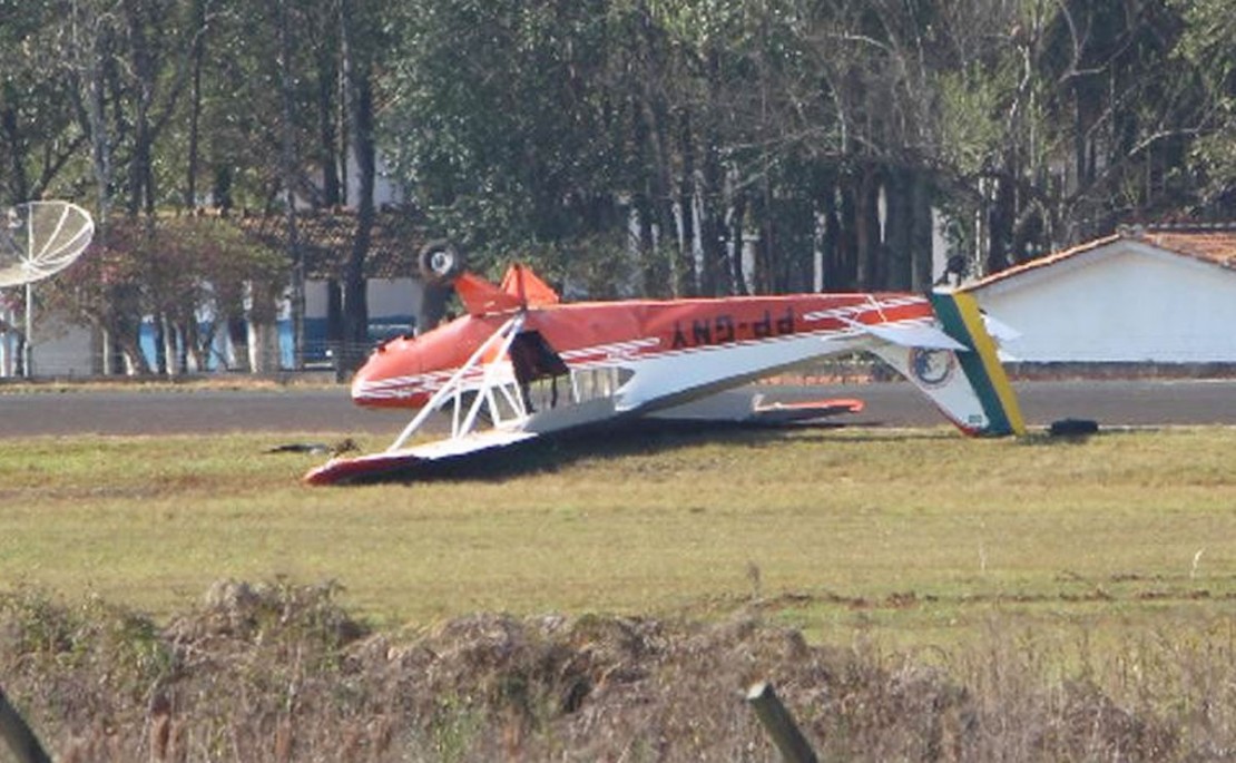 Avião parou com as rodas para o ar no Aeroporto Santana, em Ponta Grossa. Foto: Eduardo Alves/RPC.