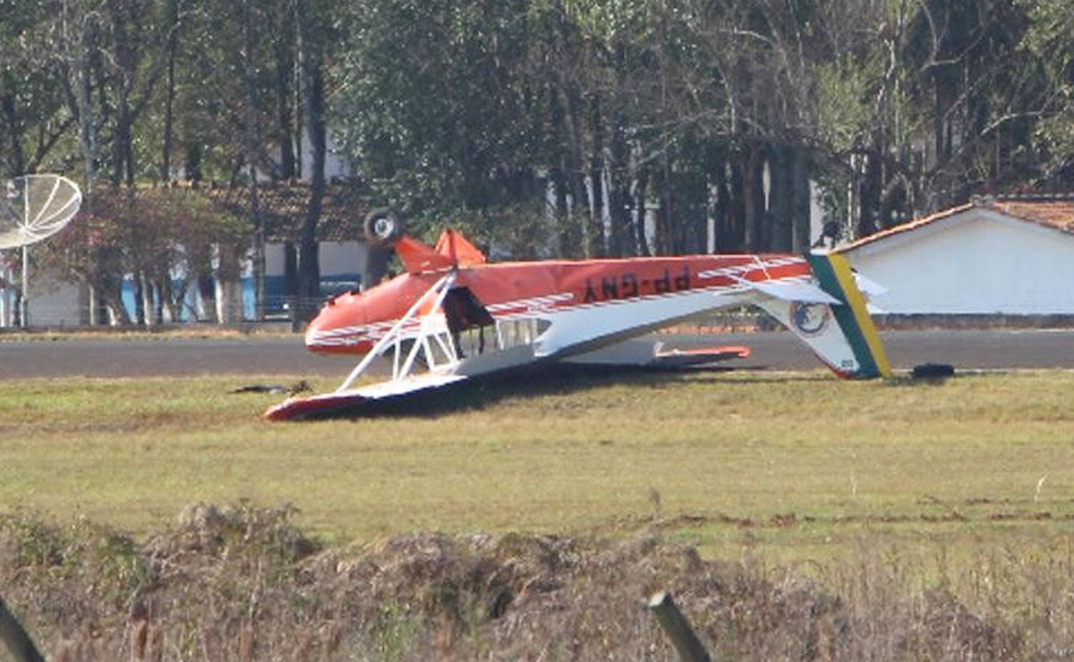 Avião parou com as rodas para o ar no Aeroporto Santana, em Ponta Grossa. Foto: Eduardo Alves/RPC.