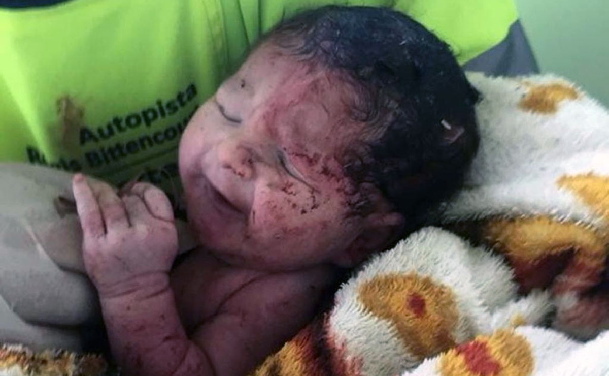 A criança, uma menina, resistiu após a mãe ser ejetada do caminhão. A barriga da mãe abriu e o bebê acabou expelido. Foto: Divulgação/Arteris.