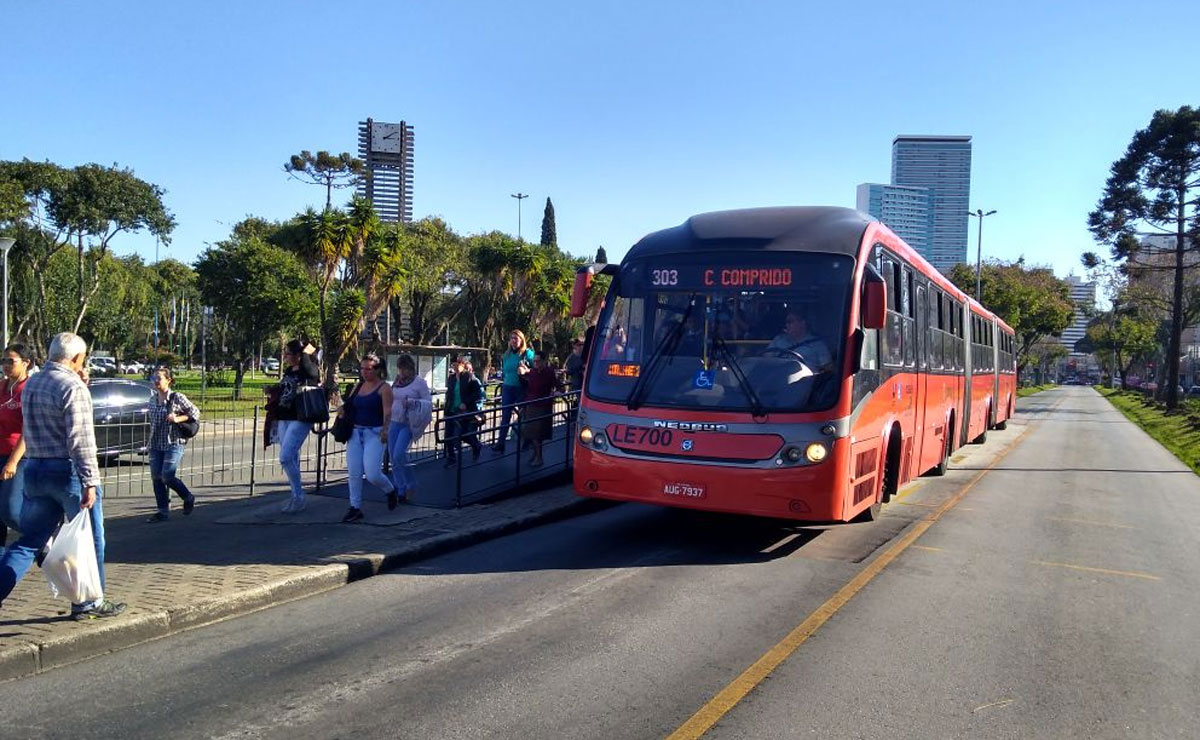 Ônibus em que ocorreu a tentativa de assalto é da linha Centenário/Campo Comprido e passa bem em frente à rodoferroviária de Curitiba. Foto ilustrativa: Gerson Klaina.