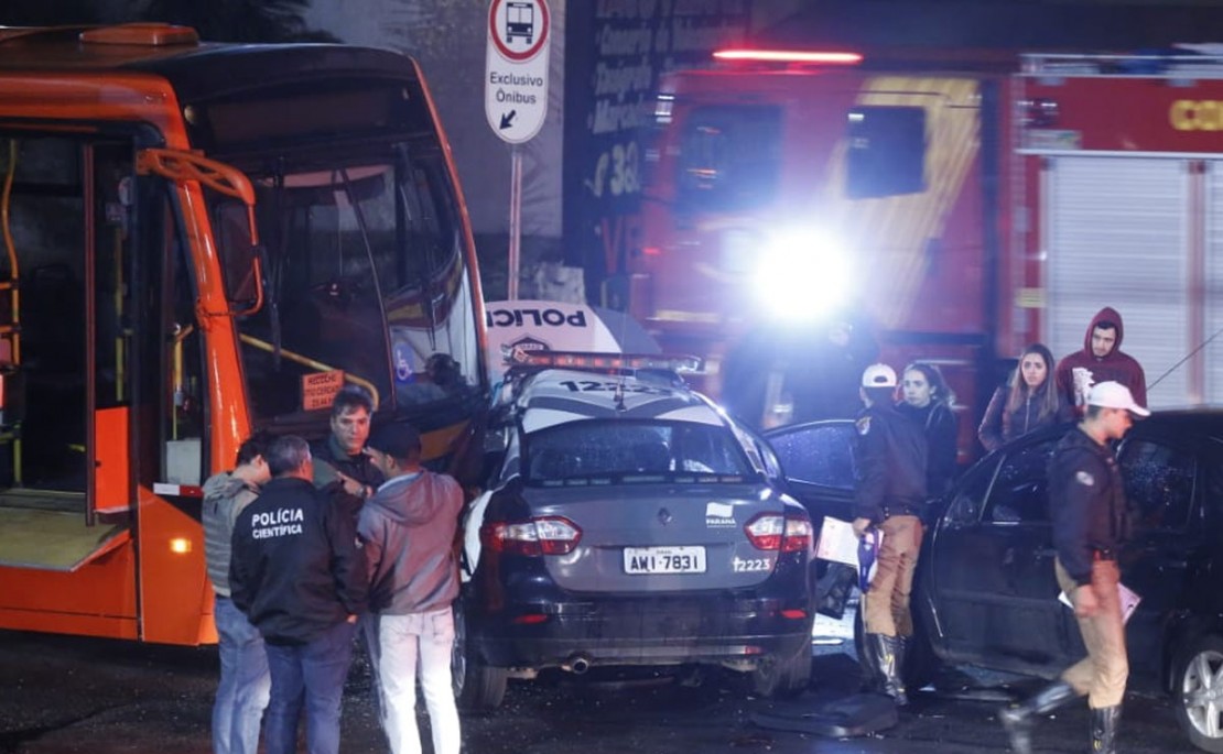 Viatura acabou prensada entre o carro e o biarticulado na noite de terça-feira. Foto: Lineu Filho/Tribuna do Paraná.
