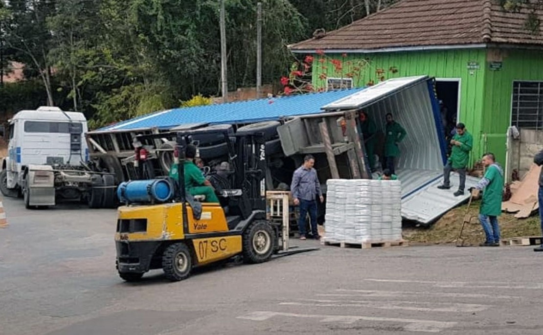 Caminhão tombou na esquina entre as Ruas Padre Paulo Canelles e a Theodoro Makiolka. Foto: Colaboração/Rogério Schneider.