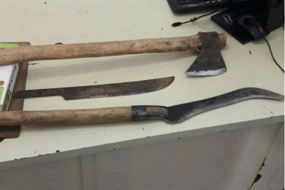 Machado e facões apreendidos pela polícia com o padastro das crianças. Foto: Divulgação/Polícia Civil