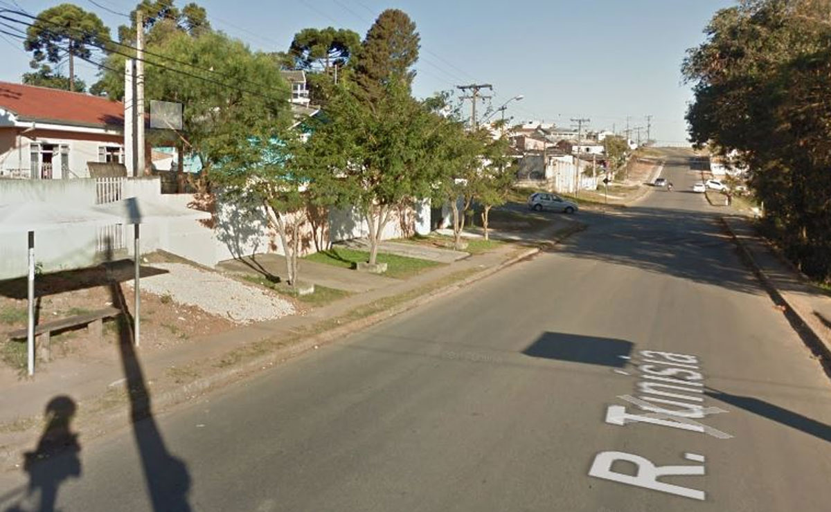 A jovem, que não foi identificada, andava pela calçada e foi abordada por dois homens que passavam numa moto. Foto: Reprodução/Google.