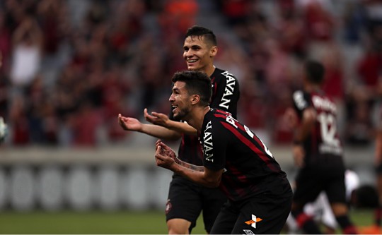 Na comemoração, Marcinho repetiu gesto eternizado por Bebeto na Copa de 1994. Foto: Albari Rosa
