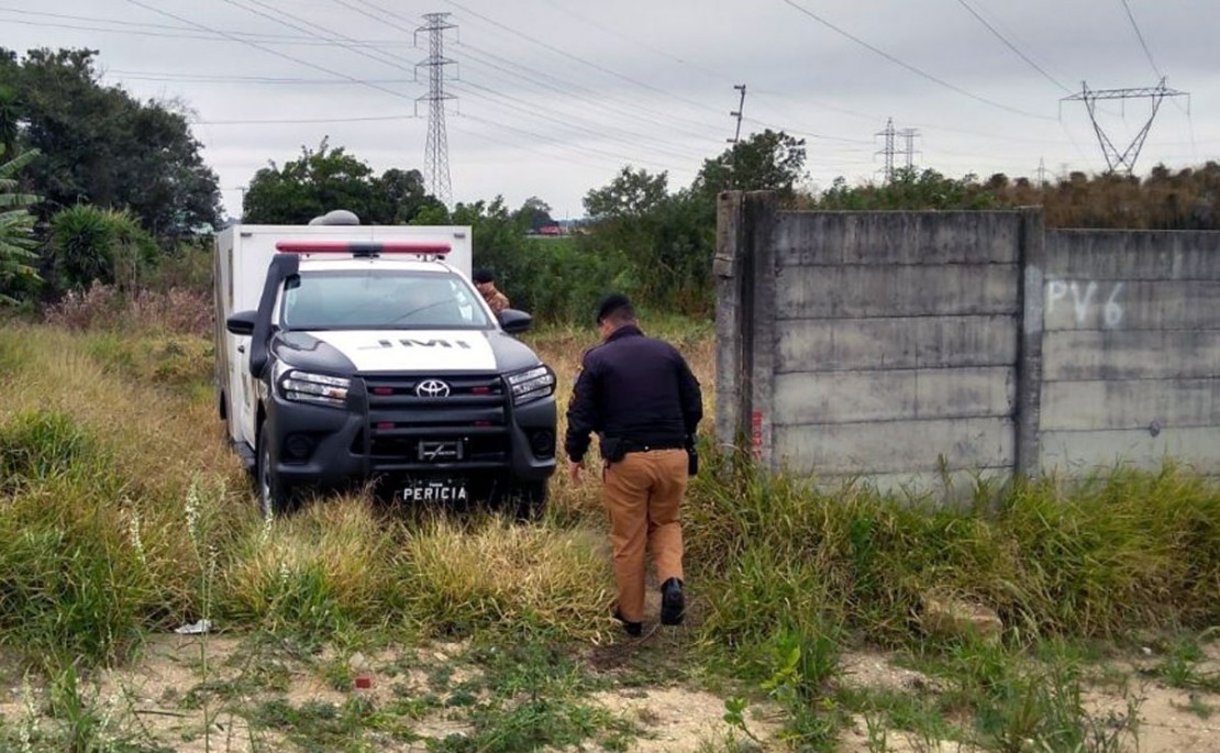 Segundo a Polícia, o homem foi morto com três tiros. Fotos: Gerson Klaina.