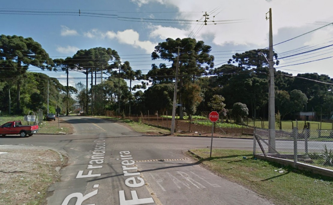 Cruzamento complicado fica no Pinheirinho, mas há sinalização de "Pare" no trecho. Foto: Reprodução/Google.