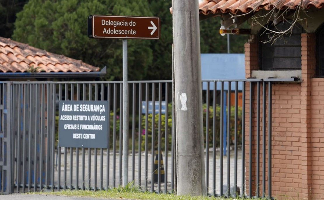 Confusão terminou na delegacia do Adolescente. Foto: Lineu Filho.