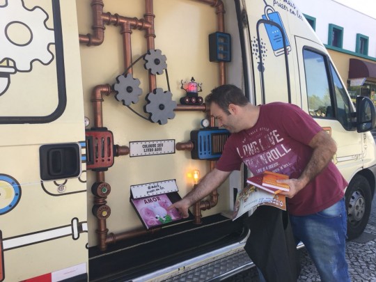 Guilherme trouxe vários livros para trocar para os filhos. Foto: Felipe Rosa/Tribuna do Paraná.