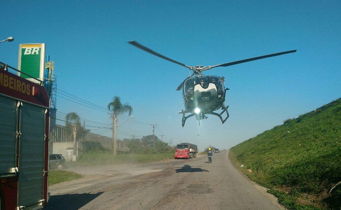Aeronave pousou na própria marginal onde a colisão aconteceu e logo depois a pista foi liberada. Fotos: Divulgação/PRF.