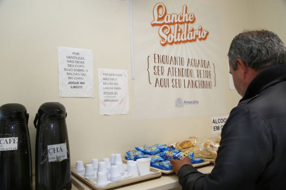 Prefeitura de Araucária oferece um lanche para pacientes e familiares da Upa do bairro Costeira. Foto: Aniele Nascimento/Gazeta do Povo