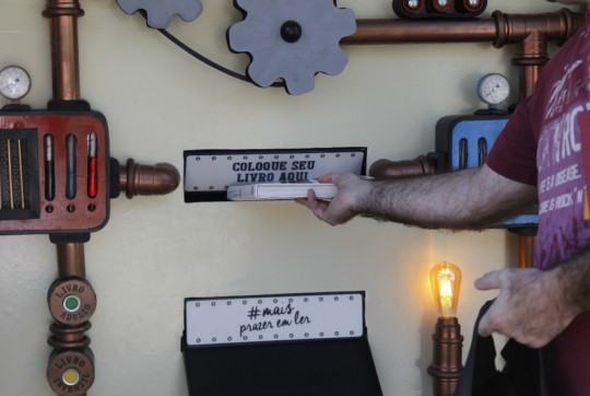 Você insere seu filho antigo, aperta um dos botões ao lado, e recebe um novo. Foto: Felipe Rosa/Tribuna do Paraná.