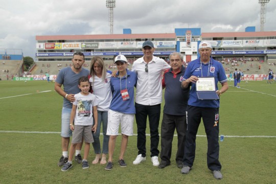 Josnei (à direita) recebe placa em homenagem ao Seu Zé. Foto: Rodrigo Sanches/Paraná Clube. 