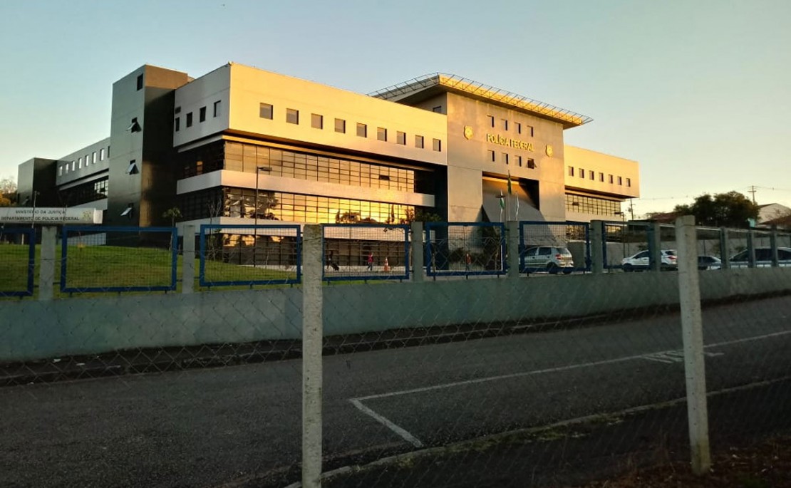 Terreno alugado pelos apoiadores de Lula é exatamente em frente à Polícia Federal. Movimento não quis falar sobre valores. Fotos: Divulgação.