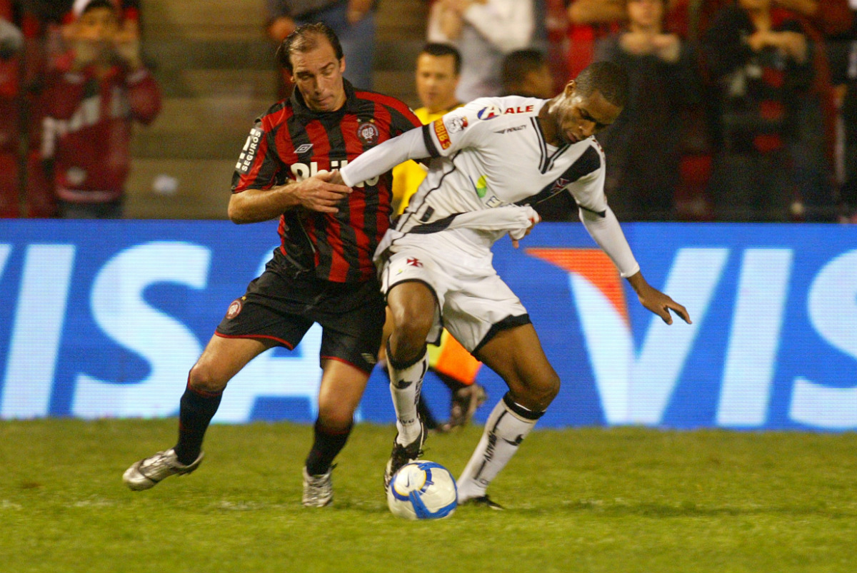 Em 2010, Vasco foi para a Copa na zona de rebaixamento, mas escapou da degola e beliscou até uma vaga na Sul-Americana. Foto: Arquivo