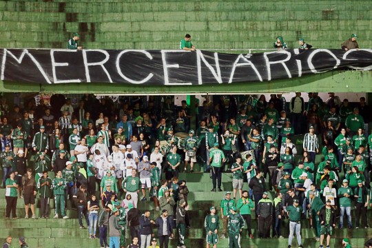 Torcida do Coxa chamou jogadores de mercenários. Foto: Albari Rosa.