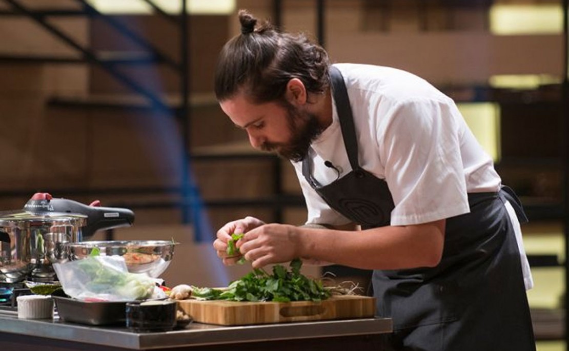 Chefe André Pionteke, de Curitiba, conquistou a dólmã no reality show MasterChef profissionais. Foto: Divulgação/Band.