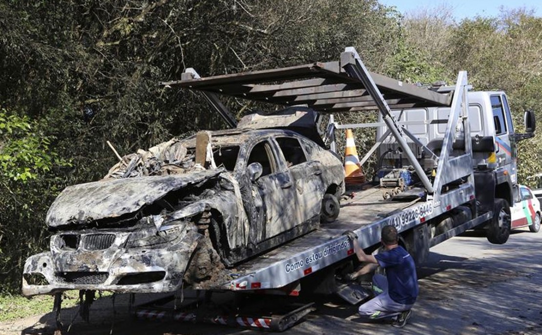 O carro estava quase que completamente submerso, com apenas parte do teto fora da água. Foto:Cesar Brustolin/SMCS.