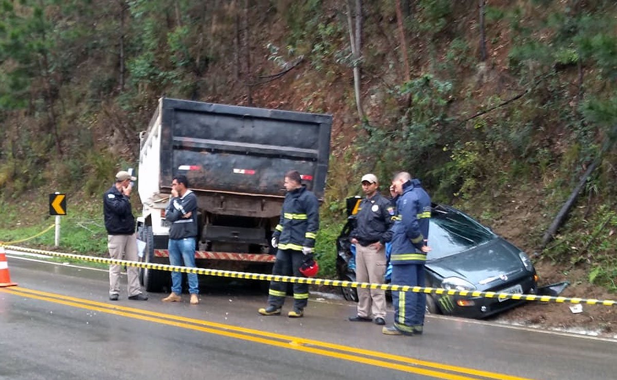 A colisão envolveu um caminhão caçamba e o carro onde estavam as vítimas. Foto: Colaboração.