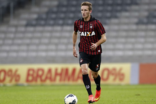 Léo Pereira segue entre os titulares e tem sido muito elogiado pelos torcedores. Foto: Felipe Rosa.