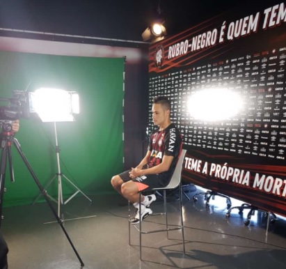 Anderson Plata vestindo pela primeira vez a camisa do Atlético. Foto: Henry Jiménez/Twitter