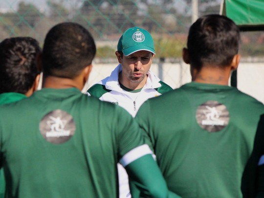 Tcheco tem o apoio do elenco alviverde. Foto: Divulgação/Coritiba.