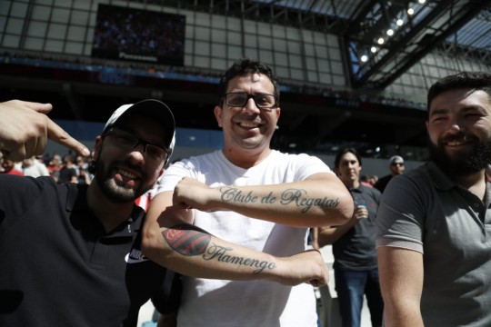 Sem camisa, mas com o Flamengo tatuado. Foto: Jonathan Campos