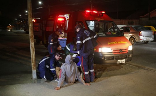 Rapaz ferido foi atendido por uma equipe do Siate. Foto: Lineu Filho