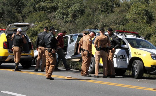 Um dos bandidos foi preso e o outro morreu em confronto. Foto: Gerson Klaina/Tribuna do Paraná.