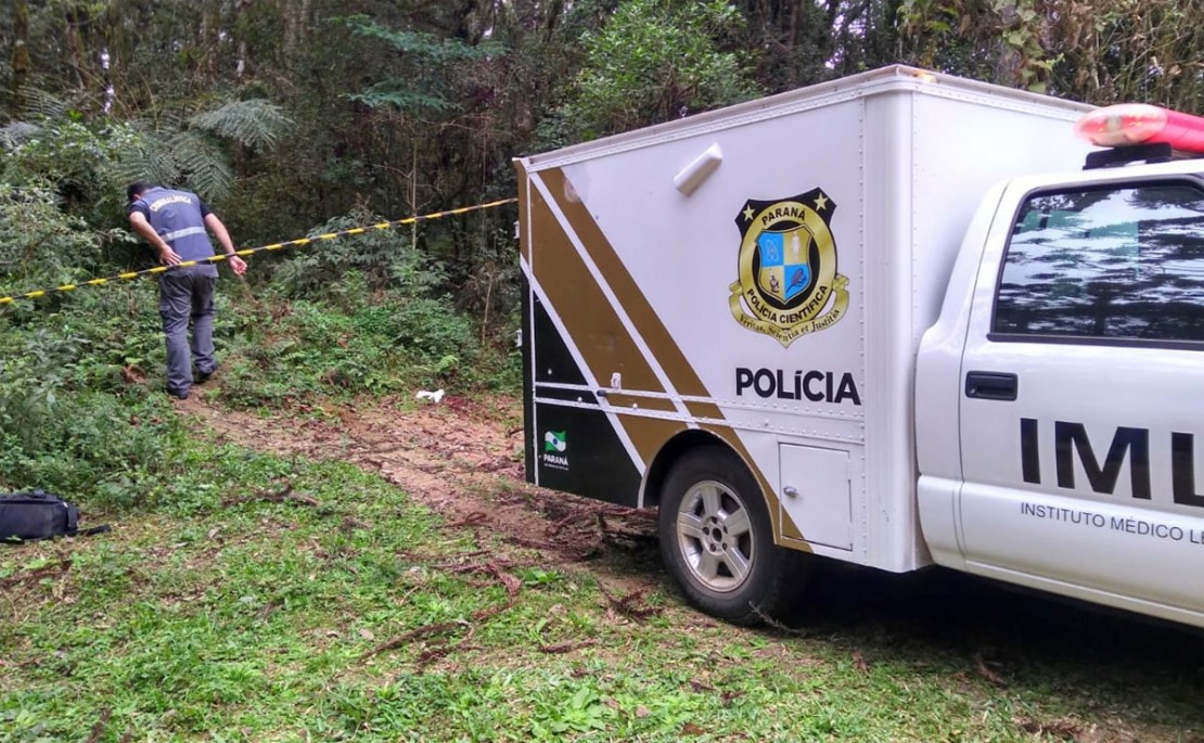 Os corpos foram deixados numa curva da estrada, bem num ponto onde se tornou fácil que o crime fosse descoberto. Foto: Gerson Klaina.