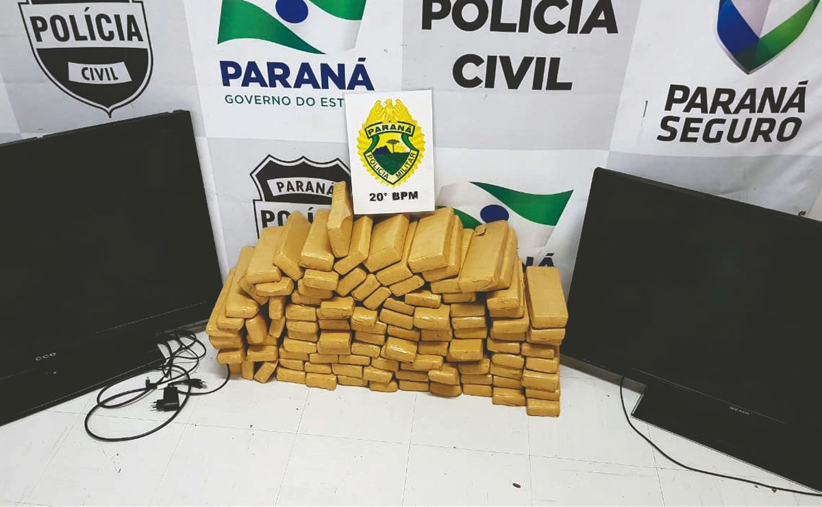 Dentro da residência, além da droga, também foram encontradas duas televisões furtadas.. Foto: Divulgação/PM.