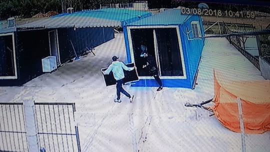 Na casa do policial civil, os bandidos levaram objetos grandes, como uma TV de 55''. Foto: Reprodução.