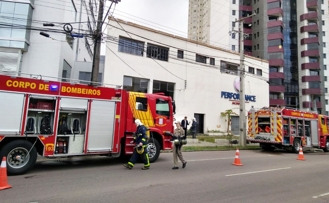 O fogo, que começou por volta das 7h da manhã, foi rapidamente controlado pelo Corpo de Bombeiros. Foto: Gerson Klaina.